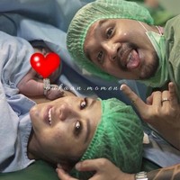 Pedangdut Selvi Kitty melahirkan anaknya bersama Rangga Ilham pada Februari 2019. Kelahiran anaknya itu bertepatan dengan ulang tahun pernikahan keduanya. Seperti yang terlihat dalam foto, Selvy dan suaminya tampak sangat bahagia. Foto: Instagram