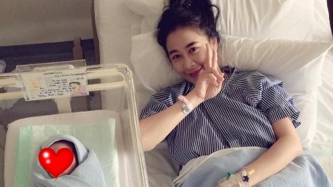 Terakhir ada Uut Permatasari yang melahirkan pada tahun 2016. Proses persalinan Uut itu berlangsung secara normal. Begini foto penampilan Uut usai melahirkan. Foto: Instagram