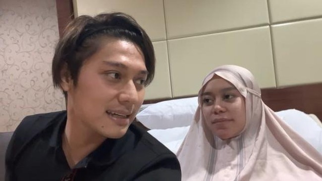 Lesti Kejora melahirkan anak pertamanya bersama Rizky Billar pada 26 Desember 2021. Proses persalinan berlangsung lebih cepat dan dilakukan secara caesar. Melalui ungahan di Instagramnya Billar mengatakan bahwa bayinya terlahir prematur di usia kandungan yang masih 34 minggu. Foto: Instagram