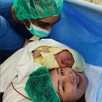 Kalau yang satu ini potret almarhum Glenn Fredly bersama sang istri, Mutia Ayu, dan anak perempuan mereka yang saat itu baru saja lahir. Mutia Ayu melahirkan anak pertamanya yang diberi nama Gewa Atlana Syamayim Latuihamallo pada Februari 2020. Foto: Instagram