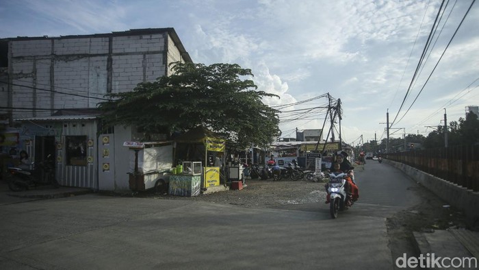 Warga mengeluhkan proyek jalan tembusan Pasar Minggu, Jakarta Selatan (Jaksel), yang terbengkalai. Proyek itu disebut terbengkalai sekitar 2 tahun, Jumat, (31/12/2021).