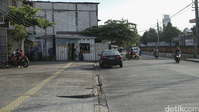 Warga mengeluhkan proyek jalan tembusan Pasar Minggu, Jakarta Selatan (Jaksel), yang terbengkalai. Proyek itu disebut terbengkalai sekitar 2 tahun, Jumat, (31/12/2021).