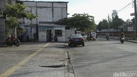 Tampak sebagian jalan yang diperlebar lalu mengecil karena ada rumah yang masih berdiri di tengah-tengah jalan. Proyek tersebut terlihat berakhir di dekat SDN Pejaten Timur 11 Pagi.
