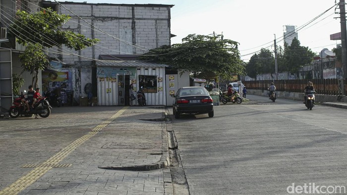 Warga mengeluhkan proyek jalan tembusan Pasar Minggu, Jakarta Selatan (Jaksel), yang terbengkalai. Proyek itu disebut terbengkalai sekitar 2 tahun, Jumat, (31/12/2021).