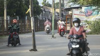 Ibnu mengatakan pemerintah masih berupaya membebaskan lahan. Dia mengatakan masih ada bangunan yang belum proses pembayarannya karena masalah dokumen.