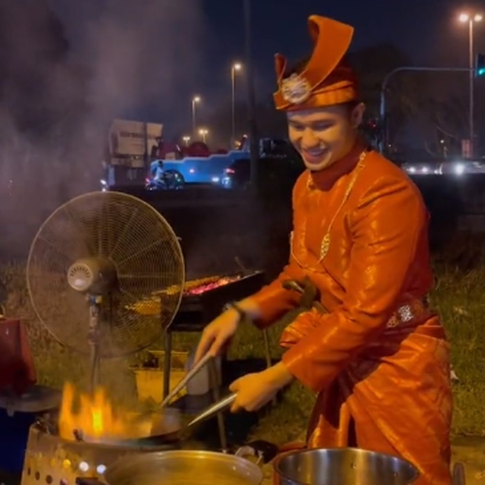 Pengantin Pria Masak Kwetiau Goreng di Pesta Pernikahan