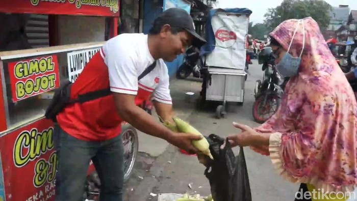 Penjual jagung di Bandung diserbu pembeli.
