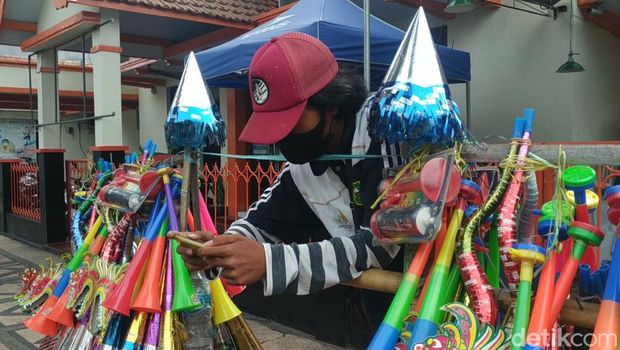 Penjual terompet di pasuruan
