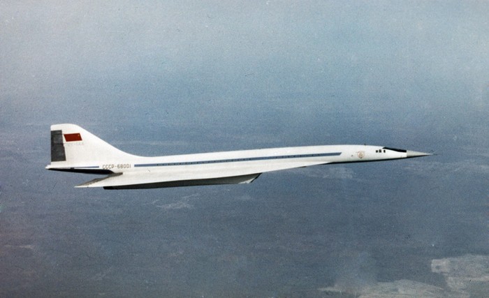 Pesawat supersonik Tupolev TU-144 Uni Soviet, pesawat supersonik pertama di dunia yang direncanakan untuk penerbangan komersil.