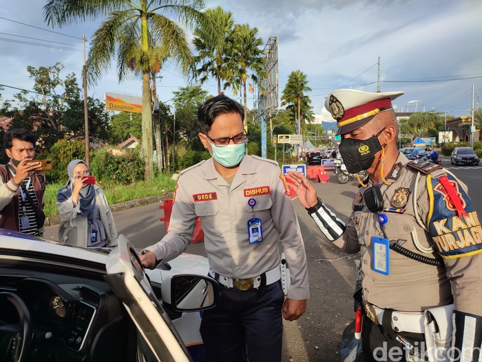 Petugas Dishub Bekasi Nekat Lawan Arah.