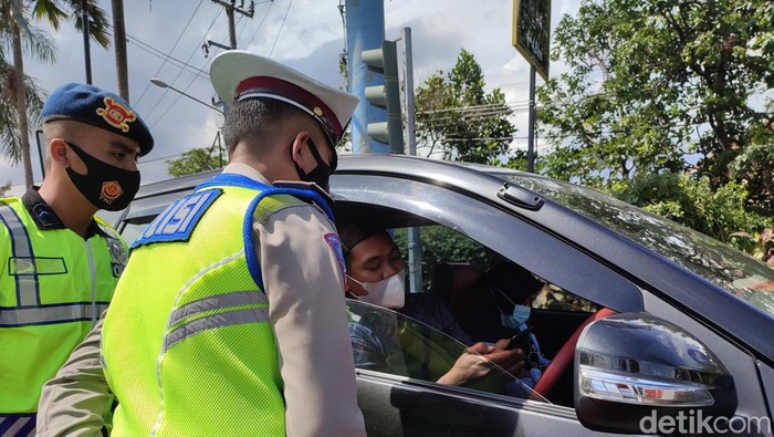 Petugas mulai memeriksa kelengkapan vaksin dan pelat kendaraan yang menuju arah puncak