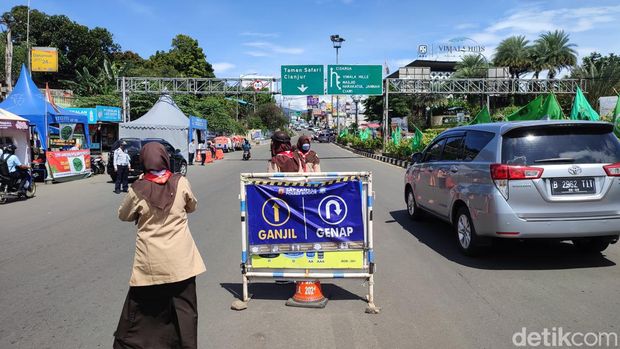 Petugas mulai memeriksa kelengkapan vaksin dan pelat kendaraan yang menuju arah puncak