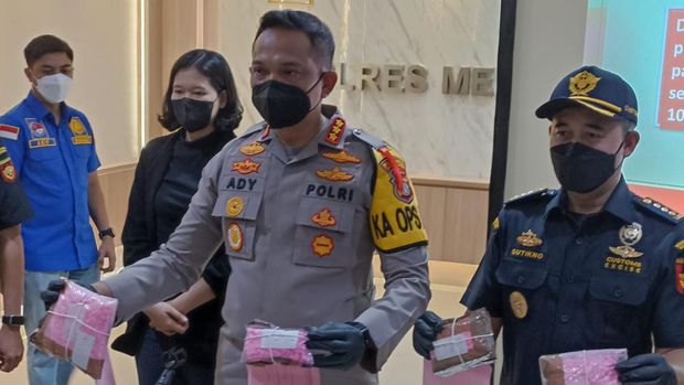 Polisi bersama bea cukai menggagalkan pengiriman paket sabu dan ekstasi yang diduga untuk dikonsumsi pada perayaan malam Tahun Baru 2022 (Foto: Wildan/detikcom)