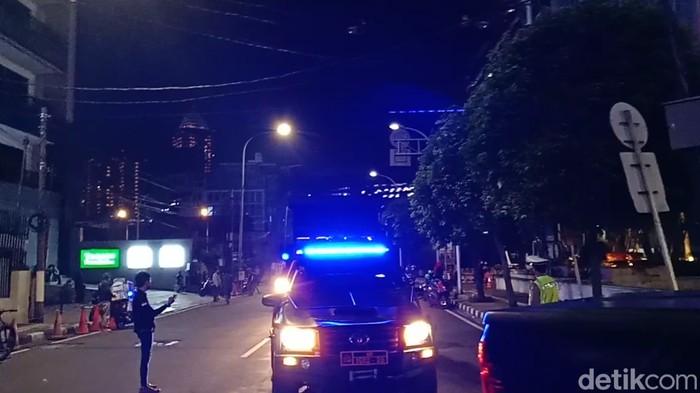 Polisi Bubarkan Kerumunan di Kawasan Sudirman.