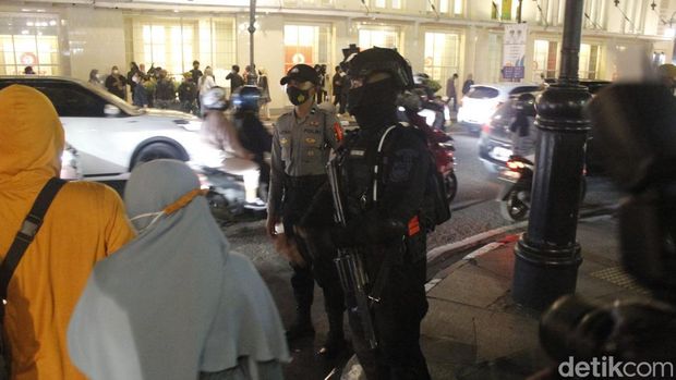 Polisi Bubarkan Kerumunan Warga di Alun-alun Bandung