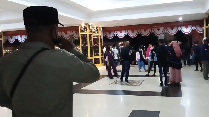Polisi bubarkan kerumunan warga di Lapangan Merdeka, Ambon (Muslimin Abbas/detikcom)