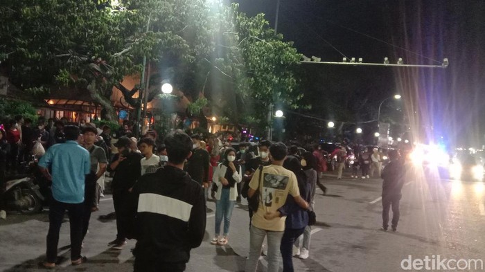Polisi bubarkan warga berkerumun di Lapangan Merdeka Medan (Ahmad Arfah Fansuri Lubis/detikcom)