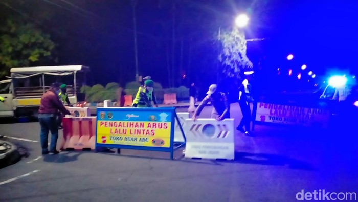 Di malam tahun baru ini, Polres Ngawi menyiapkan 4 posko keamanan. Satu di antaranya fokus pada penutupan jalur masuk alun-alun dan wisata di kawasan Gunung Lawu.