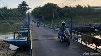 Biasanya di hari kerja jembatan ini dilintasi hingga 10.000 pemotor.