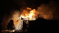 Sekitar 580 bangunan yang terdiri dari rumah, hotel, dan pusat perbelanjaan hangus terbakar.