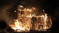 Momen salah satu rumah mewah ludes terbakar.