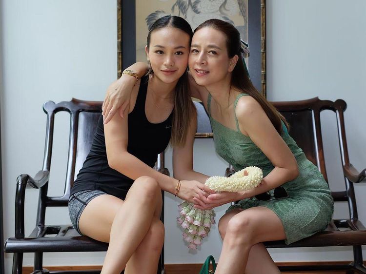 Foto: Madam Pang dan Prang Nuanwan, Ibu-Anak Jelita Gila Bola