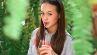 Posenya saat menikmati minuman ini juga membuat netizen salah fokus. Banyak yang menyebut bahwa Prang dan Madam Pang seperti saudara kembar. Foto: Instagram @pranggnlw