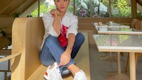 Nah, kalau yang satu ini adalah momen Prang Nuanwan saat kuliner di restoran. Sebelum pesanan datang, ia pun menyempatkan untuk foto OOTD. Foto: Instagram @pranggnlw