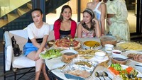 Foto ini adalah bukti kedekatannya dekat dengan ibu dan keluarga. Mereka kompak menikmati kuliner di sebuah restoran mewah. Foto: Instagram @pranggnlw