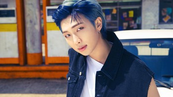 RM BTS punya IQ berskor 148. Dia punya skor TOEIC RM 900 dari 990. Dia masuk dalam 1% siswa teratas dalam ujian masuk universitas nasional untuk bahasa, matematika, bahasa asing, dan ilmu sosial. Foto: dok. HYBE