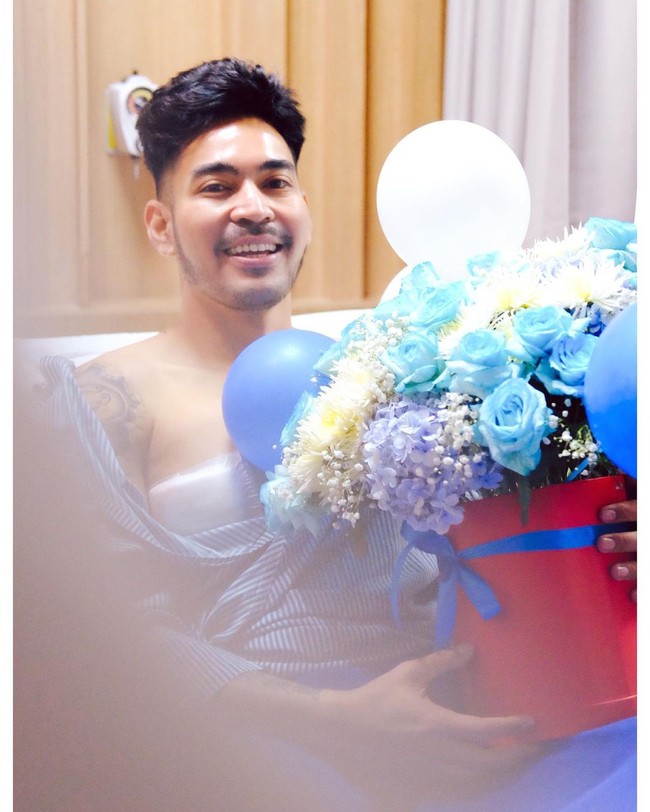 Presenter Robby Purba sempat menghebohkan publik karena dirinya mengaku terkena tumor payudara. Karena penyakit yang dideritanya itu Robby Purba sampai harus menjalani operasi pengangkatan tumor di salah satu rumah sakit di Jakarta. Robby sendiri mengaku sudah merasakan beberapa gejala tumor payudara sejak 9 bulan sebelum dirinya akhirnya dioperasi. Foto: Instagram @robbypurba