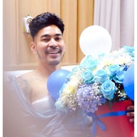 Presenter Robby Purba sempat menghebohkan publik karena dirinya mengaku terkena tumor payudara. Karena penyakit yang dideritanya itu Robby Purba sampai harus menjalani operasi pengangkatan tumor di salah satu rumah sakit di Jakarta. Robby sendiri mengaku sudah merasakan beberapa gejala tumor payudara sejak 9 bulan sebelum dirinya akhirnya dioperasi. Foto: Instagram @robbypurba