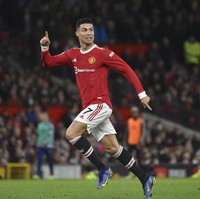 Jadi pesepakbola berisiko tinggi mengalami cedera kaki. Maka untuk melindungi kedua kakinya yang berharga, Cristiano Ronaldo mengasuransikannya senilai USD145 juta atau sekitar Rp 2 triliun. Foto: AP/Rui Vieira