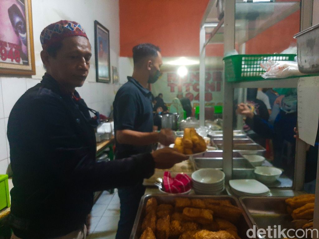Ronde Titoni, Warung Wedang Ronde dan Angsle Legendaris di Malang