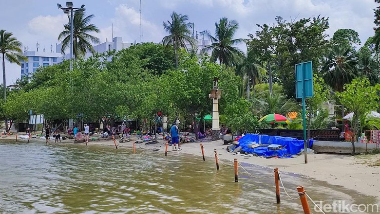 Sebanyak 2.500 orang memasuki kawasan wisata Taman Impian Jaya Ancol di masa libur pergantian tahun. Begini suasananya. (Nahda RU/detikcom) Sebanyak 2.500 orang memasuki kawasan wisata Taman Impian Jaya Ancol di masa libur pergantian tahun. Begini suasananya. (Nahda RU/detikcom)