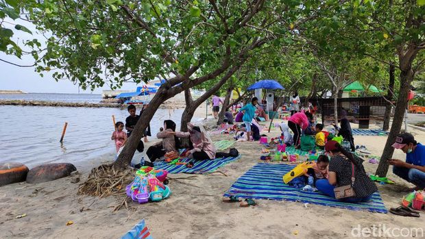 Sebanyak 2.500 orang memasuki kawasan wisata Taman Impian Jaya Ancol di masa libur pergantian tahun. Begini suasananya. (Nahda RU/detikcom)