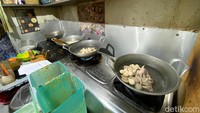 Menu seblak cobek lahir dari permintaan seorang pembelinya. Teh Ida mengatakan, Awalnya ada pembeli yang minta dibikinin basreng diulek, basreng doang. Kedua, ada yang minta pakai kangkung. Jadi ya udah dinamain seblak cobek karena diolah di cobek, kata Teh Ida pada detikfood (18/12/2021).