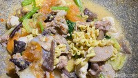 Seblak Cobek Teh Ida menawarkan harga terjangkau. Mulai dari Rp 7.000, pembeli sudah bisa cicip seblak isi 2 topping. Apa saja (toppingnya) boleh, kata Teh Ida.