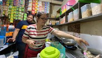Saat ini Teh Ida bisa menjual ratusan porsi seblak setiap hari. Awal-awal viral ketika pandemi Covid-19, dirinya bahkan bisa menjual 500 porsi seblak!