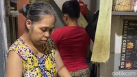 Pembuatan seblak cobek sedikit berbeda dari seblak kebanyakan karena bumbu dan isian seblak tidak ditumis bersamaan di wajan. Topping seblak yang sudah direbus matang bakal dicampur di cobek seperti ini.