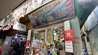 Seblak Cobek Teh Ida dijajakan ngumpet di dalam gang sempit bernama Gang Apandi di Braga, Bandung. Namun meski lokasinya tersembunyi, seblak ini laris manis!