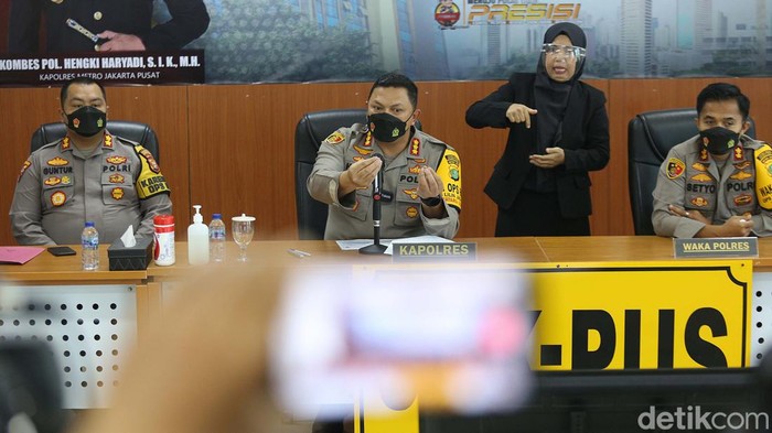 Polres Metro Jakarta Pusat sampaikan capaian kinerjanya selama 2021. Selama 2021, Polres Jakpus berhasil menggagalkan peredaran sabu sebanyak 741 kilogram dari jaringan internasional.