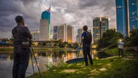 Sejumlah penggiat fotografi mengabadikan momen suasana senja terakhir tahun 2021 di Jakarta.