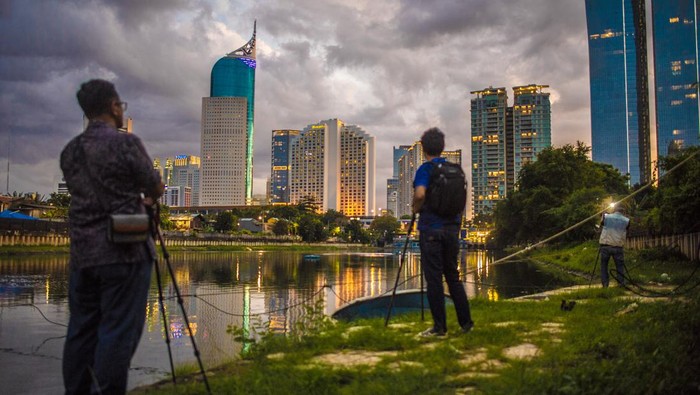 Suasana senja terakhir tahun 2021 di Jakarta, Jumat (31/12/2021). Pemerintah secara tegas menyebutkan bahwa acara Tahun Baru 2022 di Jakarta dilarang dengan melakukan beberapa aturan diantaranya penerapan kebijakan Crowd Free Night (CFN) di 11 kawasan, pemberlakukan ganjil-genap di tiga tempat wisata Jakarta. ANTARA FOTO/Muhammad Adimaja/foc.