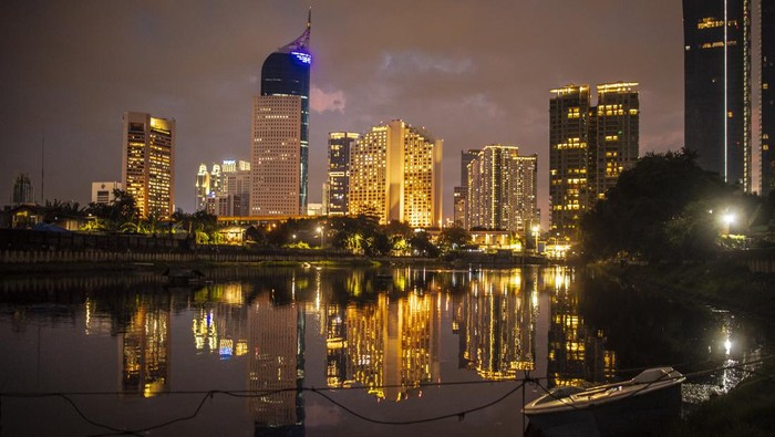 Senja Terakhir 2021 di Jakarta Suasana senja terakhir tahun 2021 di Jakarta, Jumat (31/12/2021). Pemerintah secara tegas menyebutkan bahwa acara Tahun Baru 2022 di Jakarta dilarang dengan melakukan beberapa aturan diantaranya penerapan kebijakan Crowd Free Night (CFN) di 11 kawasan, pemberlakukan ganjil-genap di tiga tempat wisata Jakarta. ANTARA FOTO/Muhammad Adimaja/foc.