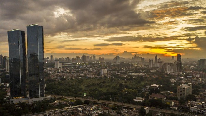 Suasana senja terakhir tahun 2021 di Jakarta, Jumat (31/12/2021). Pemerintah secara tegas menyebutkan bahwa acara Tahun Baru 2022 di Jakarta dilarang dengan melakukan beberapa aturan diantaranya penerapan kebijakan Crowd Free Night (CFN) di 11 kawasan, pemberlakukan ganjil-genap di tiga tempat wisata Jakarta. ANTARA FOTO/Muhammad Adimaja/foc.