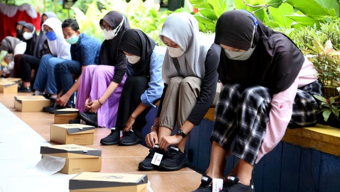 Seragam sekolah dan perlengkapan gratis bagi siswa SD dan SMP dari keluarga masyarakat berpenghasilan rendah (MBR) mulai dibagikan