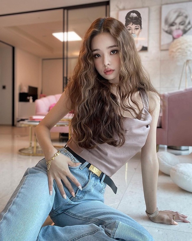 Sejak awal Song Jia sudah menarik atensi penonton. Selain karena visual menawan, Jia juga dikagumi karena kepribadiannya meski ada beberapa yang berpendapat jika ia terlalu percaya diri. Ketika mengenalkan diri di episode pertama, Jia mengaku bahwa dua hal yang mendeskripsikan dirinya adalah cute dan seksi.Foto: Instagram @dear.zia