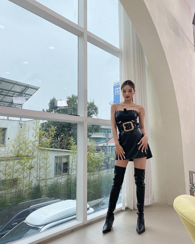 Jadi viral, baru-baru ini Song Jia diundang untuk ke acara Video Star. Dalam program tersebut, presenter menanyakan soal kabar ia melakukan operasi plastik. Hal itu tidak dibantah oleh Jia yang justru memamerkan kecantikan hidungnya.Foto: Instagram @dear.zia