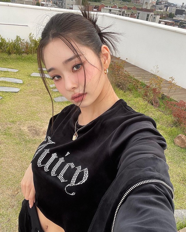 Baru tayang beberapa hari, Song Jia atau yang juga dikenal sebagai Freezia langsung jadi perbincangan. Pesonanya membuat follower Instagram dan subscriber YouTube-nya berkembang pesat. Foto: Instagram @dear.zia